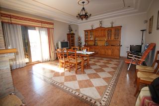 Casa  Avinguda de les germanies. Casa con bar-restaurante