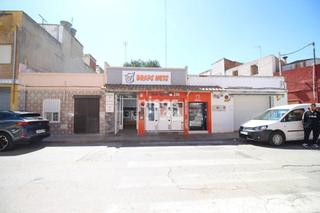 Casa  Carrer càceres. Casa con negocio