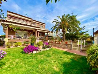 Casa  Modernisme. En venta chalet independiente en la llosacambrils cerca del mar.