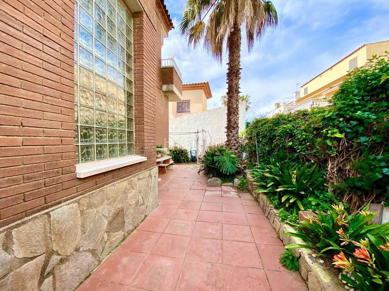 Foto b1eea0ce-9457-48f9-9b1d-f0340025968a. Casa en venta chalet independiente en la llosa cerca del mar. en Cambrils