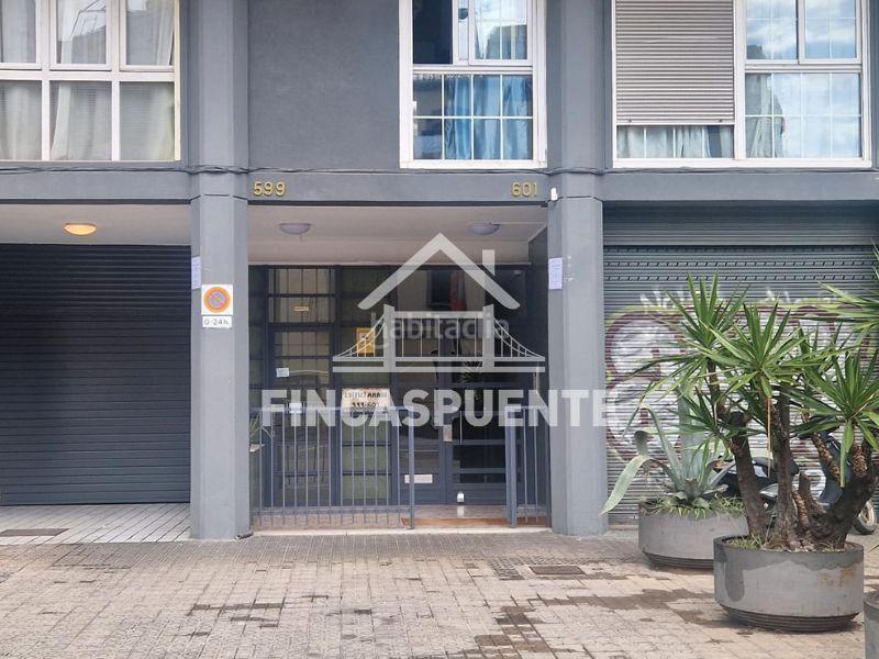 Foto 6b04ad57-91f6-44f8-9dec-f8076065b703. Aparcament cotxe a El Camp de l´Arpa del Clot Barcelona