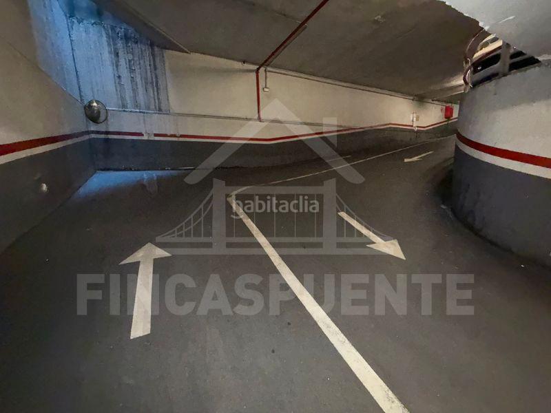 Foto 0e9d052e-827a-4624-b1f5-06f6c516533e. Parking coche en Baix Guinardó Barcelona