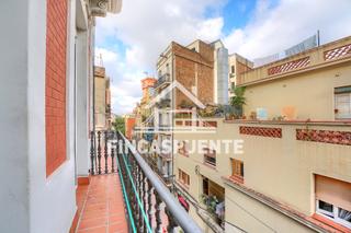 Pis  Carrer de rossend nobas. Magnífico piso de 1910 con doble orientación en pleno corazón de