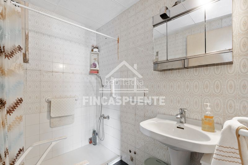 Foto ecf34fc8-01cd-4387-b69c-ebd04c223c5d. Pis a El Camp de l´Arpa del Clot Barcelona