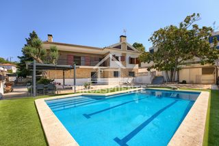 Chalet  Carrer santiago rusiñol. Espectacular casa a cuatro vientos con piscina, porche y gran pa