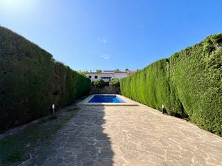 Casa adossada a El Secar de la Real. Chalet adosado con piscina en secar de la real.