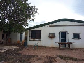 Terreny residencial a Santa Bárbara. Gran terreno con naves y vivienda