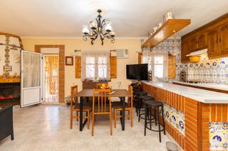 Xalet a Monserrat. Tu hogar ideal en monserrat amplio, cómodo y lleno de encanto