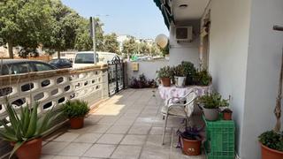 Rez-de-chaussée à Bellreguard. Apartamento con terraza de 70 m2 a solo 50 mts de la playa