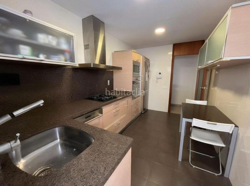 Foto afa58e09-e7c0-40b6-b0d8-d74b9b5f495e. Piso excelente piso frente al puerto. en El Grau Valencia