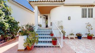 Maison jumelée à El Puig. Adosado en venta en play puig