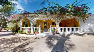 Casa a Urbanizaciones. Chalet en venta liria