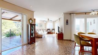 Chalet in Serra. Magnifico chalet en serra