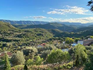 Masia a Cortes de Pallás. Casa de pueblo en aldea el oro