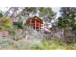 Chalet in Serra. Edificio de 4 plantas  sotano