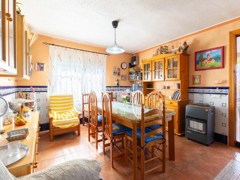 Foto 027b4208-c373-4d6c-b91a-acd21e30486a. Chalet avec parking dans Cheste