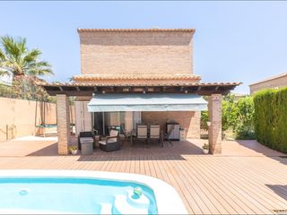 Chalet in La Cañada. Vivienda de ensueño en montecañada con 5 habitaciones y piscina