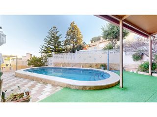 Chalet in Mas de la Montañeta. Vivienda en torrent.