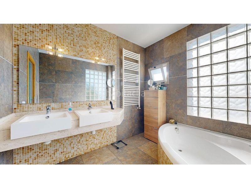 Foto 6e4a4c28-f7bf-4222-8097-54065b68cd9e. Casa amb aparcament a Rocafort