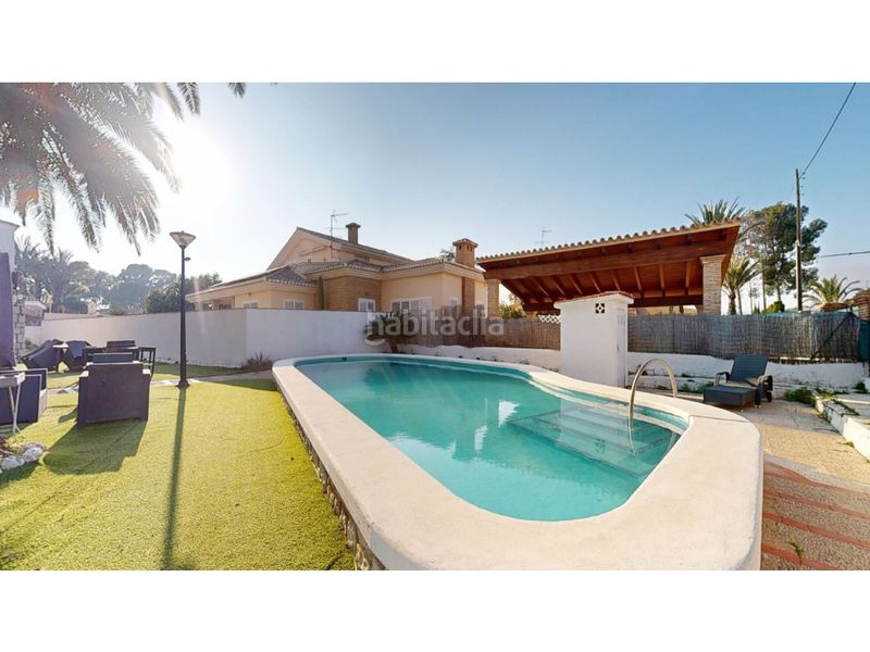Foto bca3f036-602a-4200-949d-2cc08516444f. Xalet amb piscina a Carcaixent