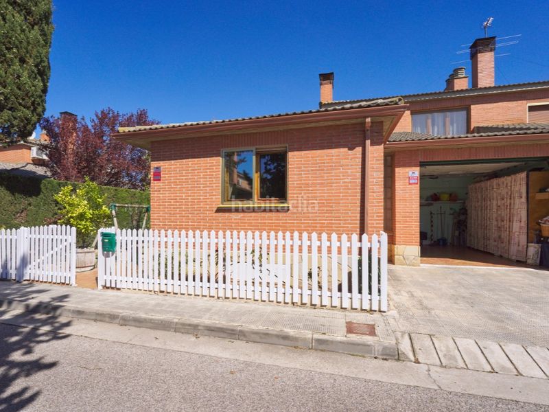 Foto dc8f2d5c-c9e8-4d98-9a56-2c507a9dd8e6. Casa adossada amb aparcament a Miralbueno Zaragoza