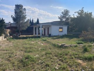 Masia a Montroi / Montroy. Parcela urbana con vivienda en urbanización balcón de montroy