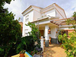 Semi detached house in Monserrat. Ocasión pareado en urbanizacion la montaña en montserrat