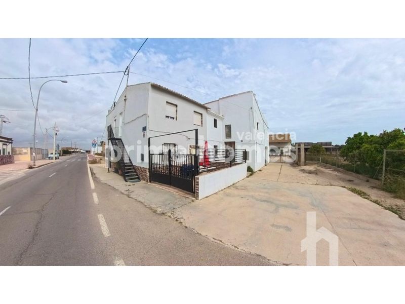 Foto 39e4d33f-ee04-4370-9161-50b40084f844. Casa a El Castellar i l'Oliverar Valencia