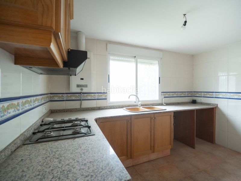Foto 03d74716-2667-4599-9ae1-1e95a94d0f28. Casa adossada amb aparcament a Macastre
