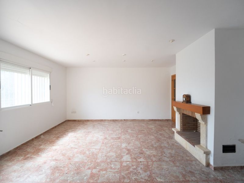 Foto a2e5d2de-a510-49a9-8f23-78cef67d986e. Casa adossada amb aparcament a Macastre