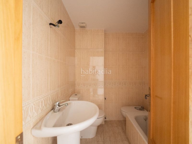 Foto bc2d8fa0-0abd-4753-8588-6ac58a44d63d. Casa adossada amb aparcament a Macastre