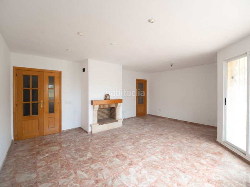 Foto e19668a7-cdda-4041-b2b3-2e3cbac42444. Casa adossada amb aparcament a Macastre