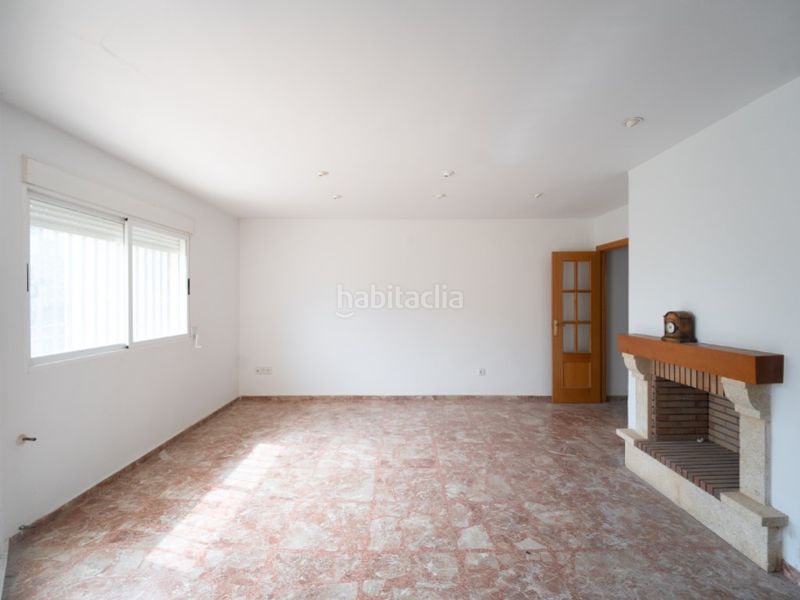Foto f2a3deec-3287-40fe-a2b8-0e5c73ea2ab8. Casa adossada amb aparcament a Macastre