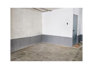 Parking coche en Serra. Garaje con trastero en serra