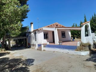 Xalet  Poligono poligono 22 187. Chalet independiente con piscina, desván y gran parcela en montr