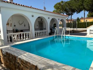 Xalet  Calle tro del 3. Chalet con piscina y amplia parcela en olocau, dirección bétera