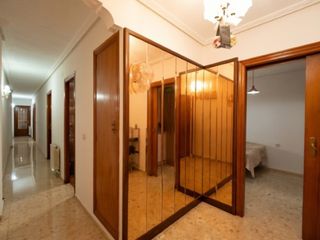 Etagenwohnung in San Ramón-Monte de Piedad. Vviienda exterior con ascensor en rentabilidad