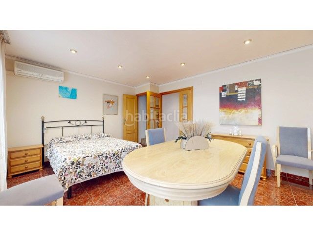 Foto 00cffdf0-3b00-4b37-9428-8858ca068022. Casa amb piscina a Centre Alzira