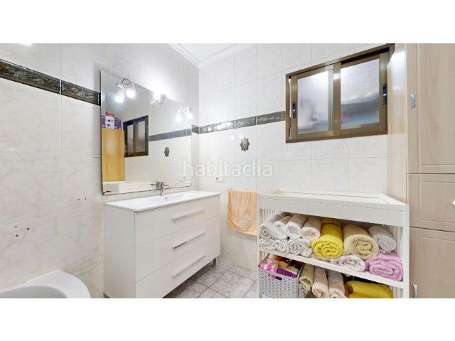 Foto 5fb490ad-fedd-4e80-ac26-b260a5fe9bfa. Casa amb piscina a Centre Alzira
