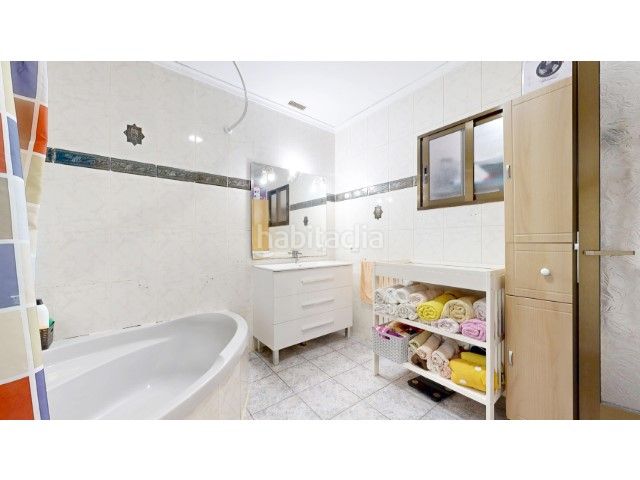 Foto 7c561a42-e730-47d7-94bd-4877d4f96786. Casa amb piscina a Centre Alzira