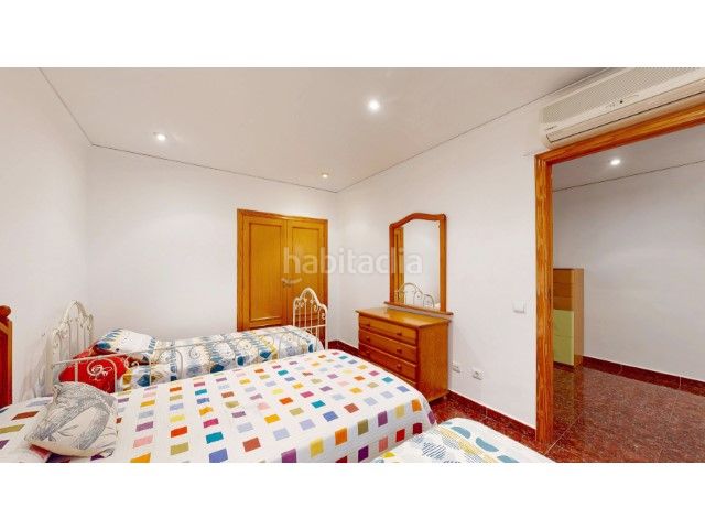 Foto a6570c6d-3849-4717-82bd-45b3fdcfeab0. Casa amb piscina a Centre Alzira