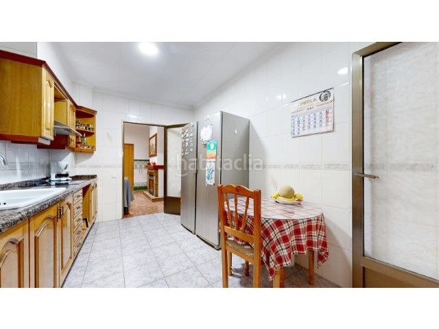 Foto a940ef00-a569-42ee-a050-46336791cf84. Casa amb piscina a Centre Alzira