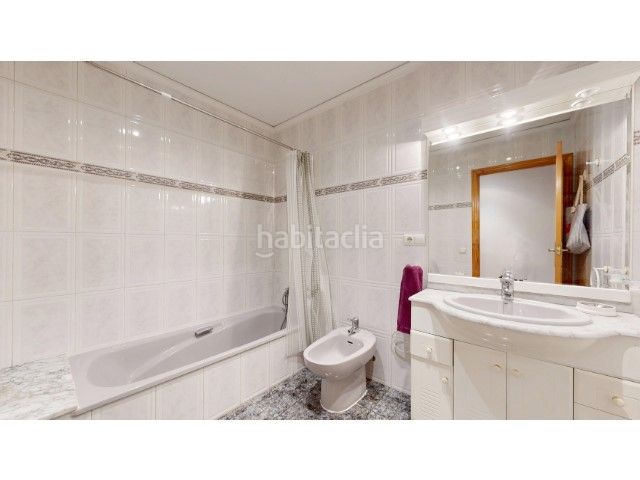 Foto adbc3853-a218-4ac5-bc31-1d8dfb799070. Casa amb piscina a Centre Alzira