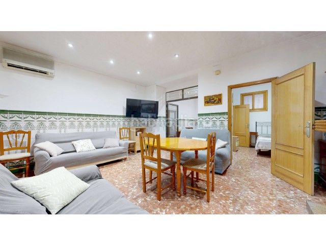 Foto b0e9db7b-a817-4a09-935f-7a06132d6500. Casa amb piscina a Centre Alzira