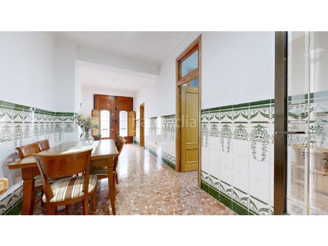Foto bb4cc14b-c0d8-4d3e-85d6-d70dcb2244bc. Casa amb piscina a Centre Alzira