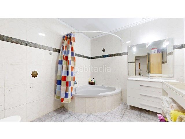 Foto c062230d-d707-4b86-b8f9-6c87882df3af. Casa amb piscina a Centre Alzira
