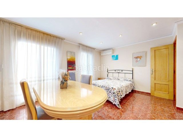 Foto ce4da52b-d606-42fe-8ad7-1643af3b4aad. Casa amb piscina a Centre Alzira