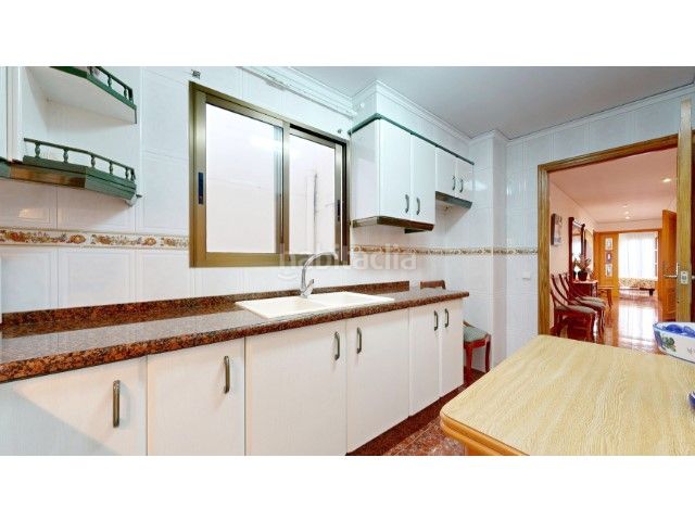 Foto e70c7ec6-d563-4253-b7ce-c443aa357624. Casa amb piscina a Centre Alzira