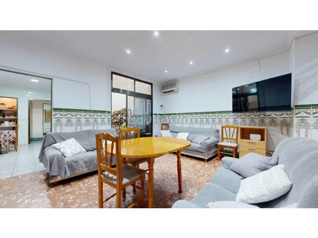 Foto f8fcdd6a-f5a3-4601-8fa1-4d50647df612. Casa amb piscina a Centre Alzira