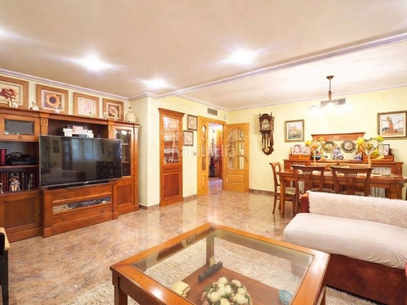 Foto 85ff967f-34c6-4b7c-b7f9-4a92dbc372a9. Casa amb calefacció aparcament piscina a Miralbueno Zaragoza